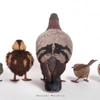 木工作家鷲野愛未の作品「左からメジロ、カルガモの雛、ドバト、ウグイス、スズメの雛」の後ろ姿